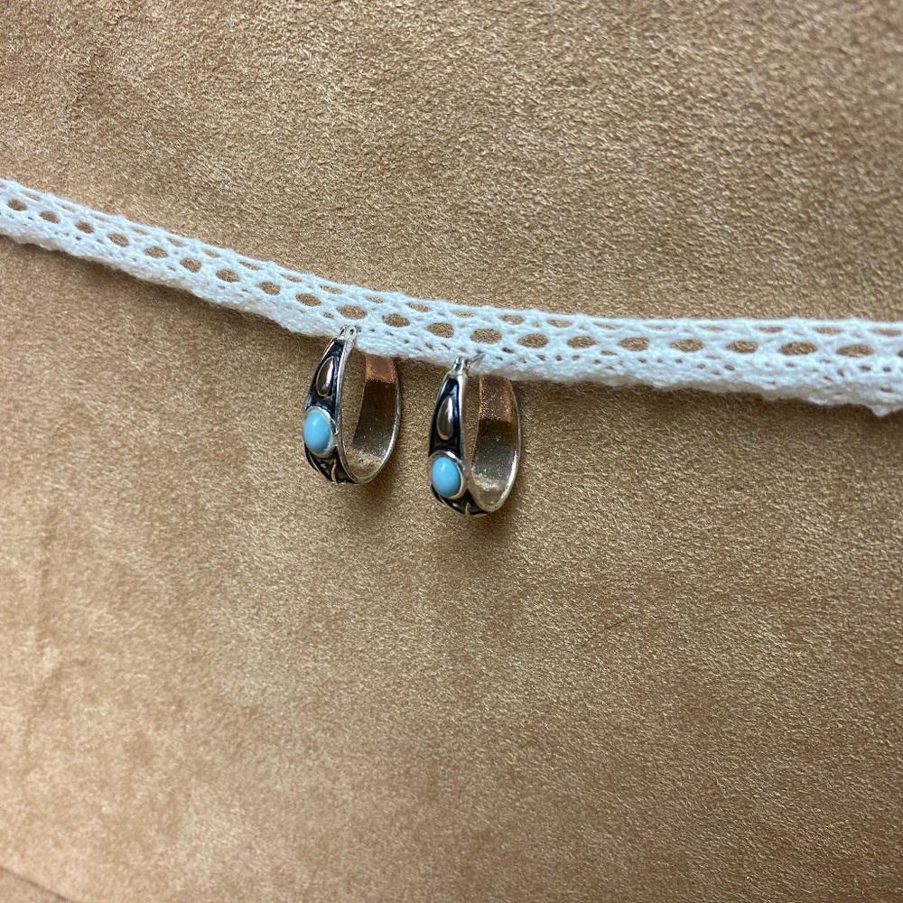 Silver hooped earrings with turquoise stone and clasp closure